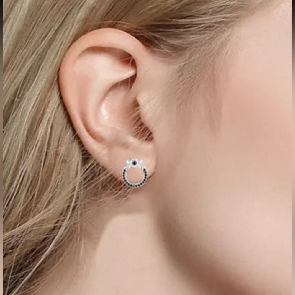 🌟 Sterling Silver Circle Stud Earrings - Picture 4 of 4